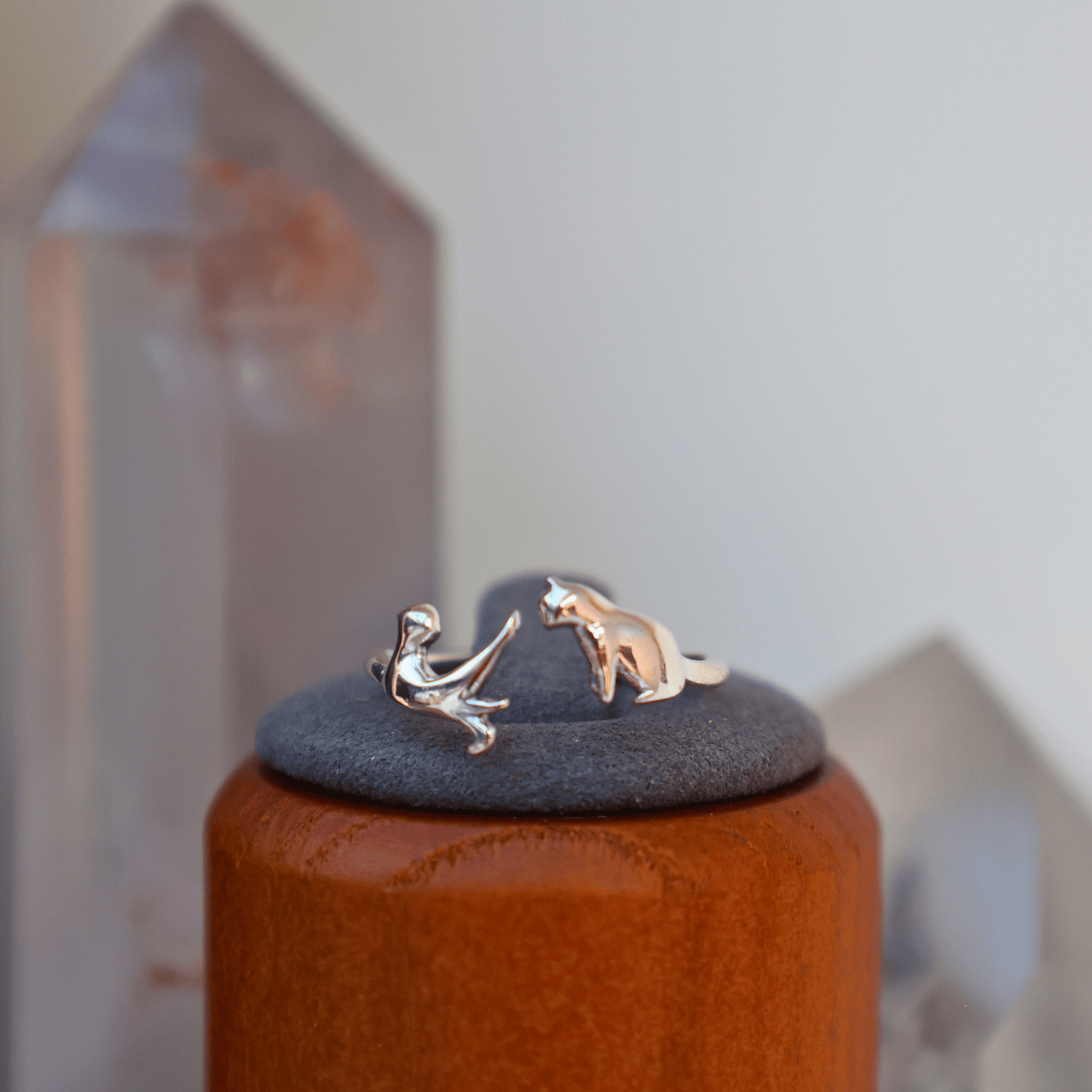 Show your love for cats with the timeless and versatile Jessica Cat Ring