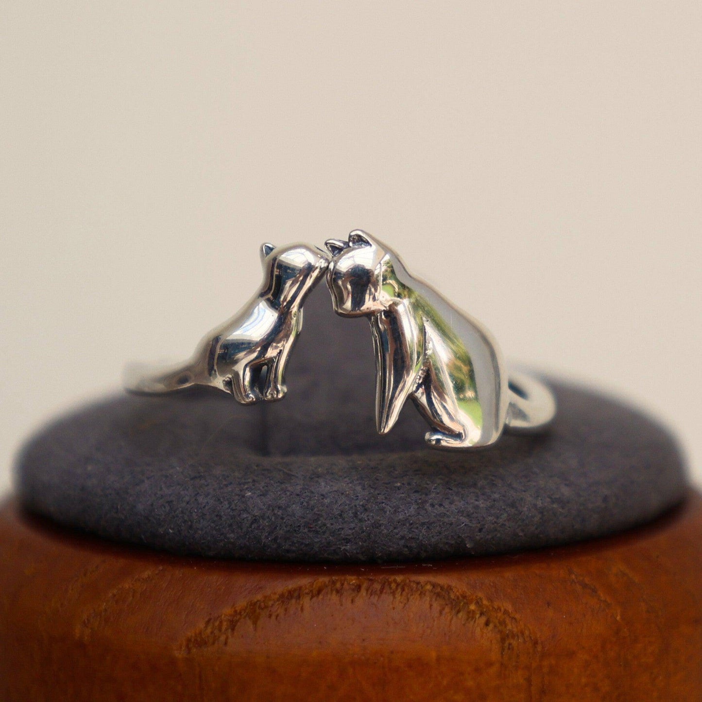 Mama Love Cat Ring featuring a heartwarming design with a mother cat and kitten motif