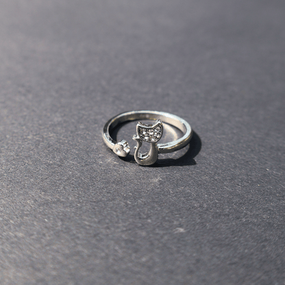 Made with high-quality materials, the Marie Cat Ring offers durability and lasting beauty